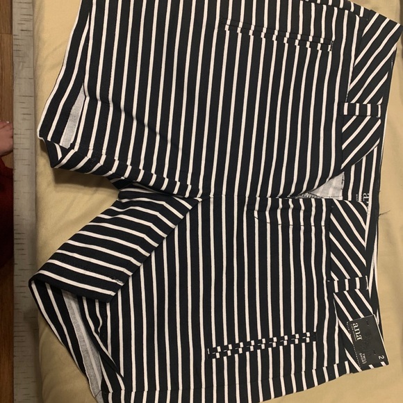 Ana twill short - Picture 1 of 2